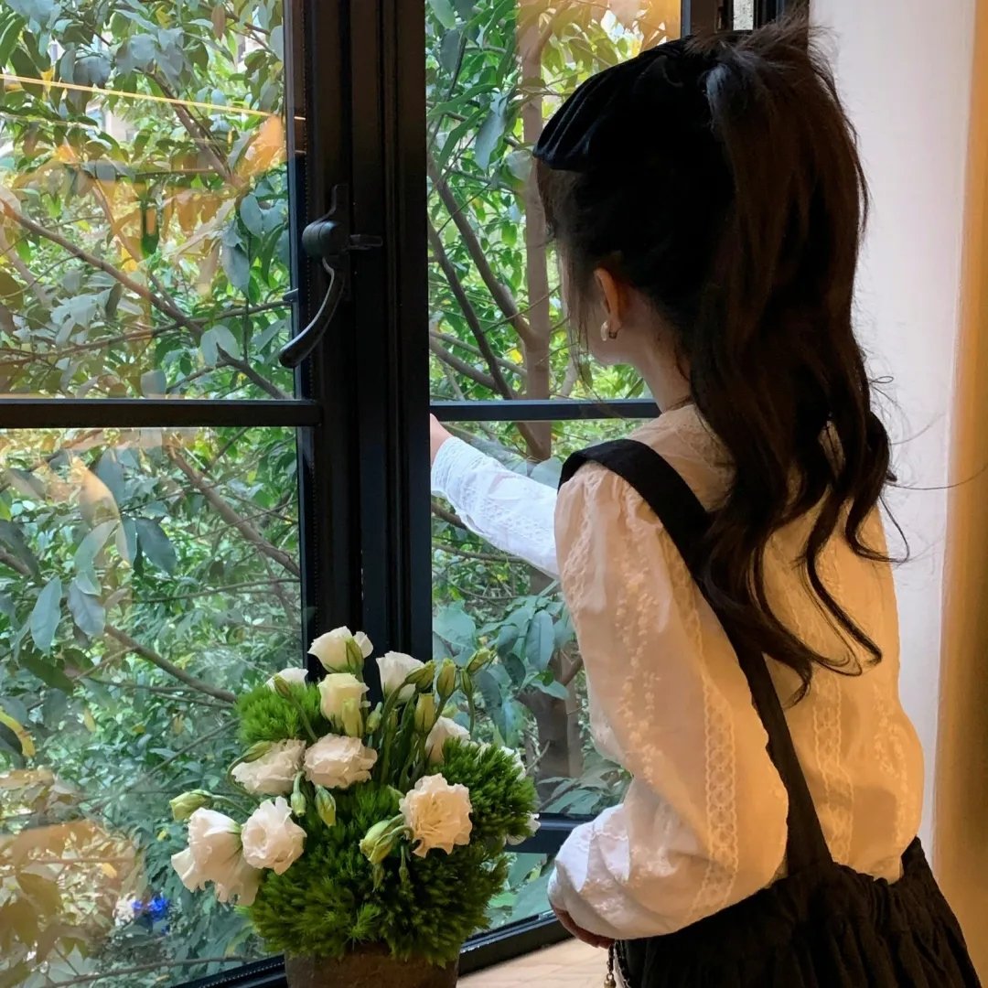 葡萄架下的女神